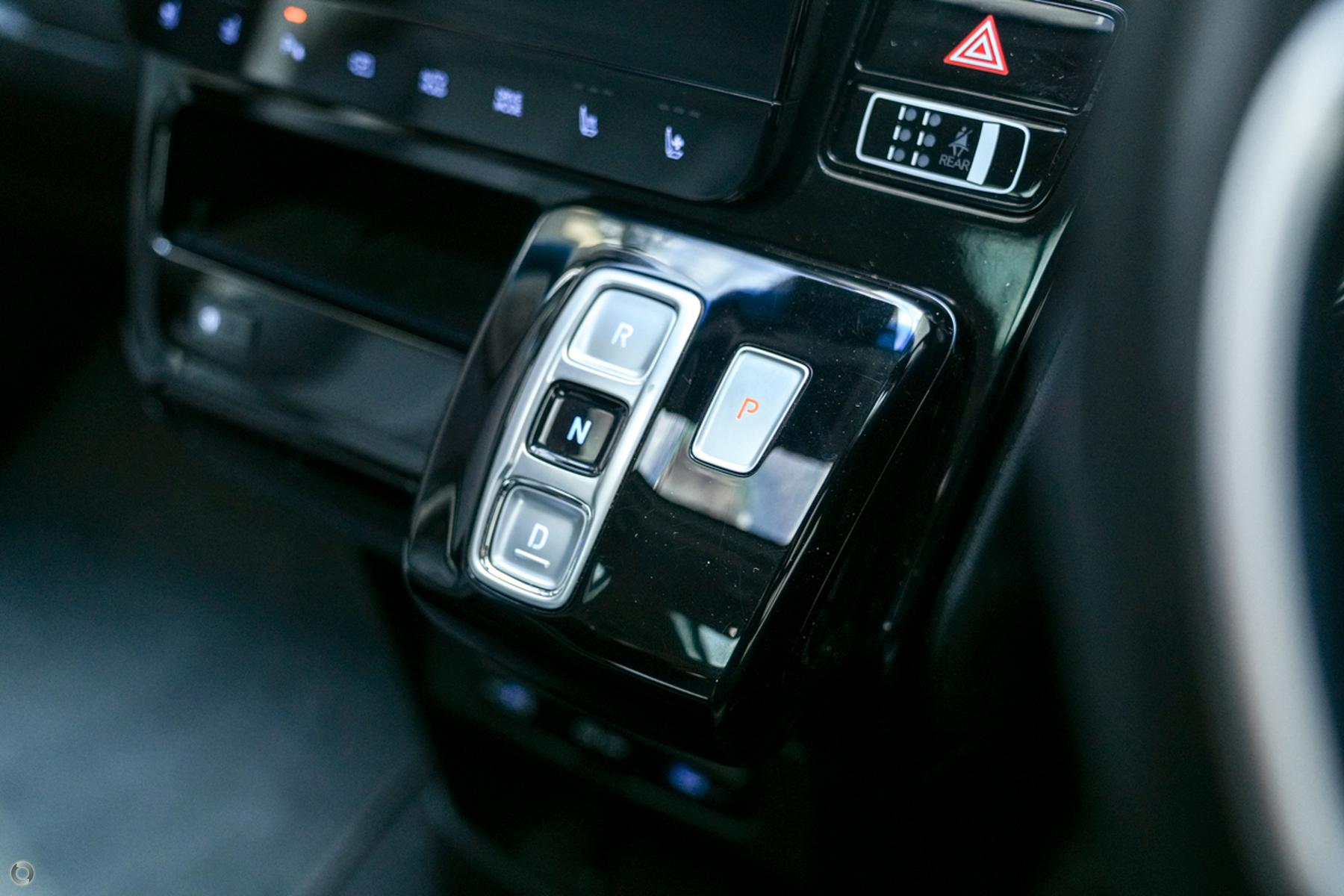 
								2021 Hyundai STARIA US4.V1 MY22 Highlander Wagon 8st 5dr Spts Auto 8sp AWD full									